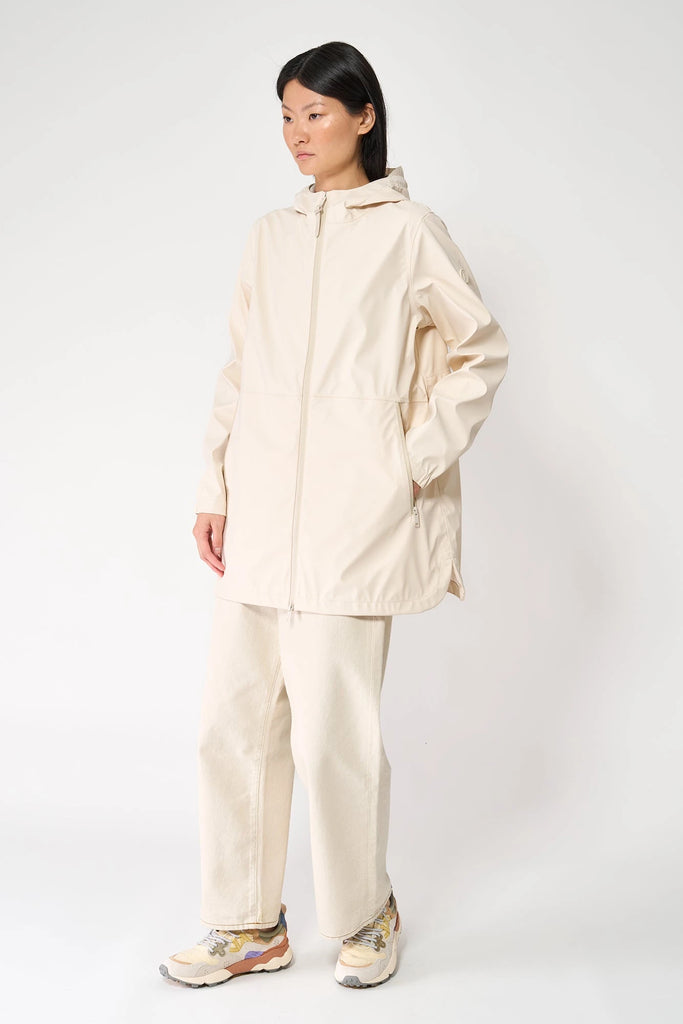  Chaqueta impermeable Brouillard de Mujer Tantä. Color blanco roto o crudo