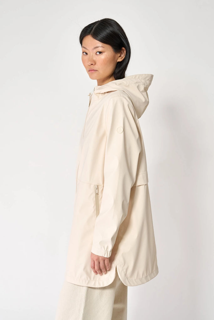 Chaqueta impermeable Brouillard de Mujer Tantä. Color blanco roto o crudo