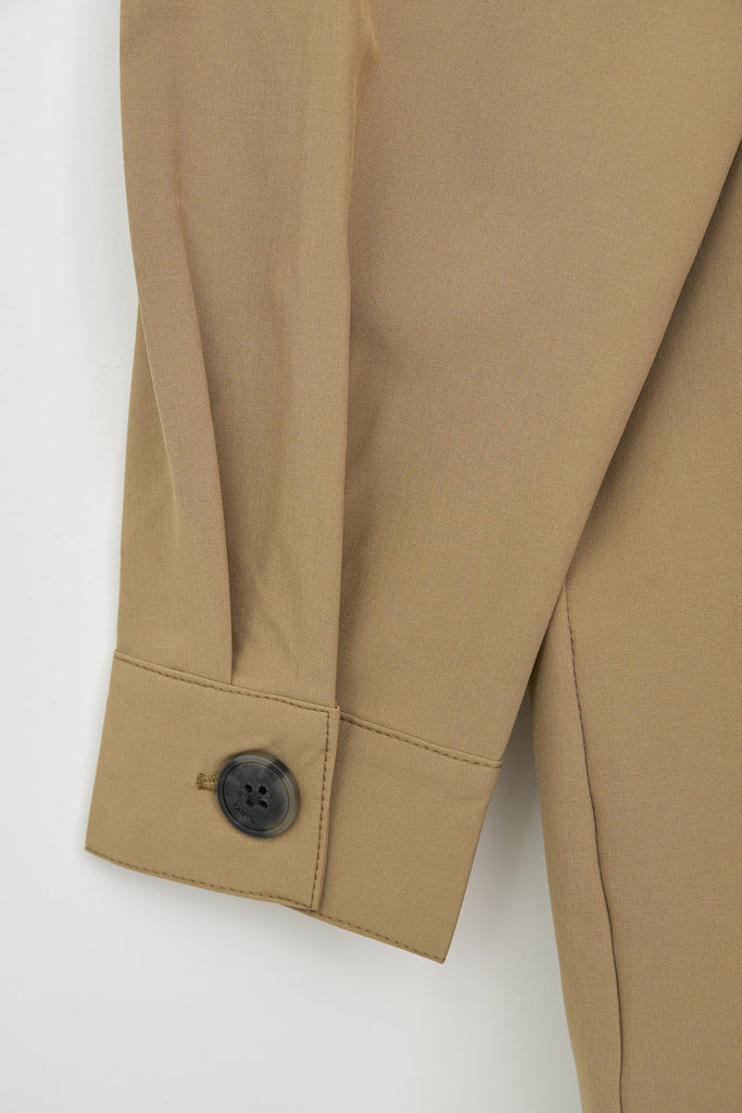 Sobrecamisa de Mujer larga confeccionada en tejido 4-ways stretch secado rápido. Tantä. Color marrón