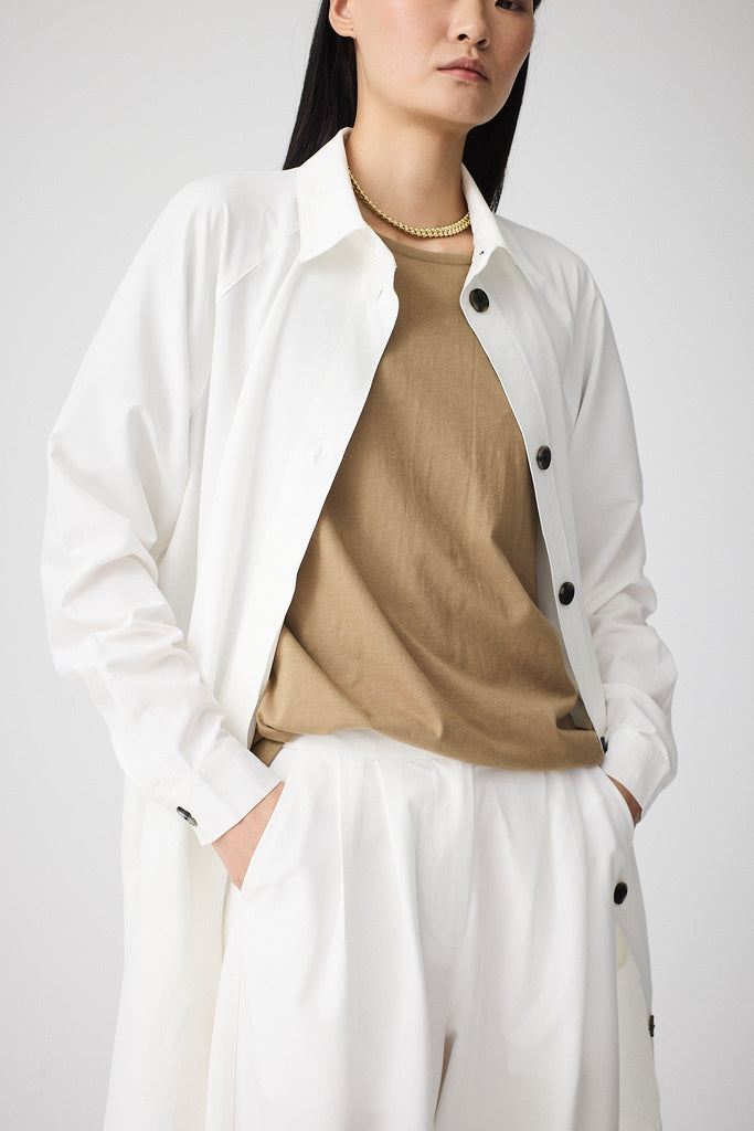 Sobrecamisa de Mujer larga confeccionada en tejido 4-ways stretch secado rápido. Tantä. Color Blanco
