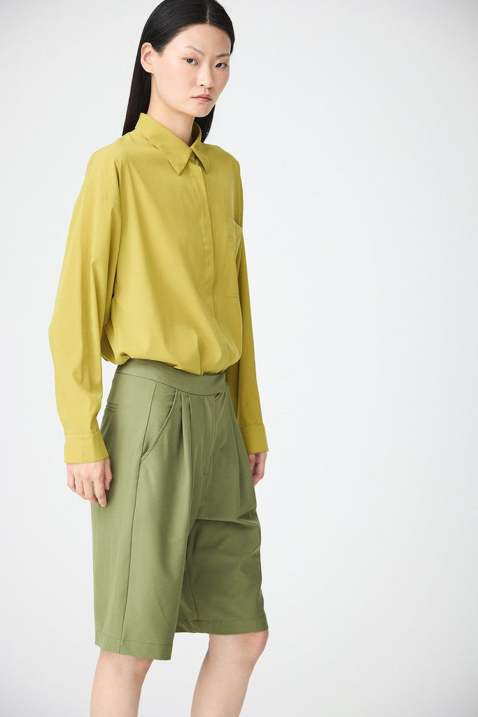 Camisa Mujer Tantä Hazo confeccionada en tejido ligero de secado rápido. Color Verde 