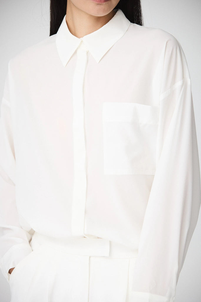Camisa Mujer Tantä Hazo confeccionada en tejido ligero de secado rápido. Color Blanco 