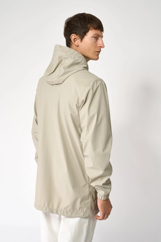 La chaqueta Kabut es un impermeable de corte estándar en PU para Hombre Tantä Gris