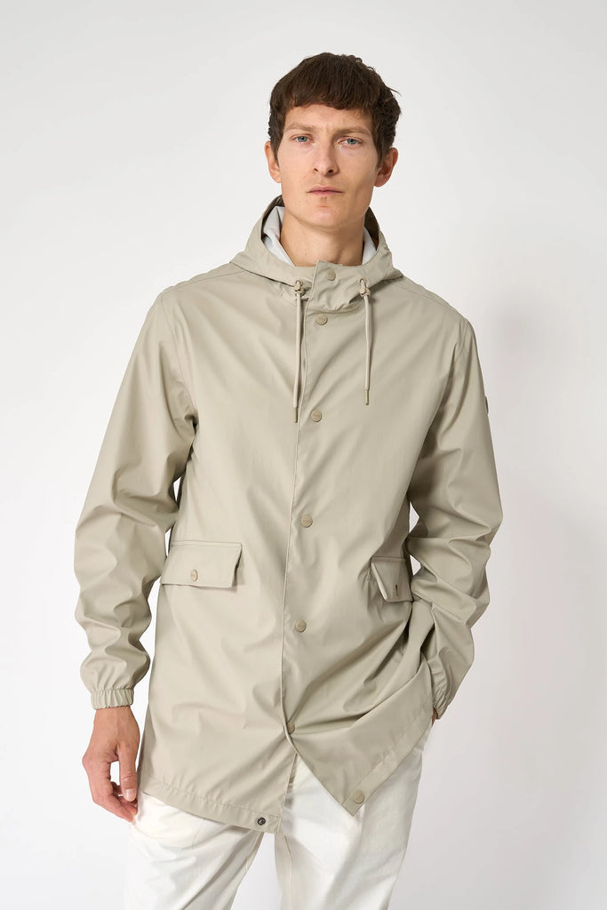 La chaqueta Kabut es un impermeable de corte estándar en PU para Hombre Tantä Gris