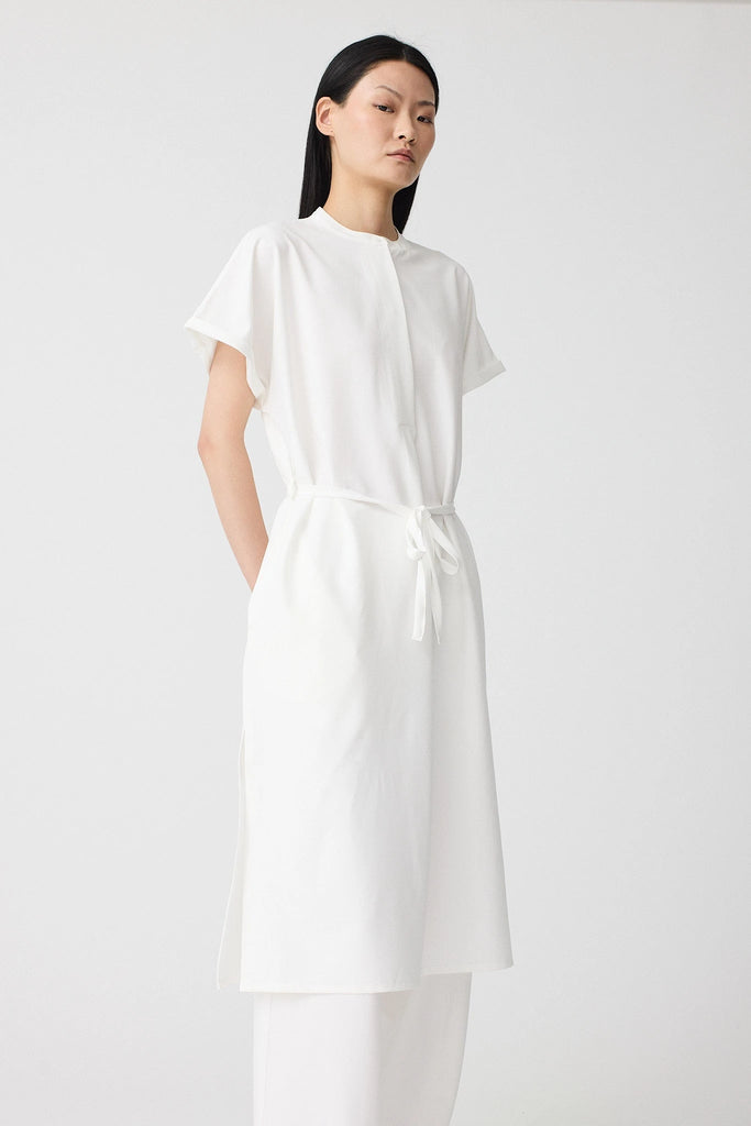 Vestido oversize manga corta en tejido 4-ways stretch secado rápido. Tantä. Color blanco