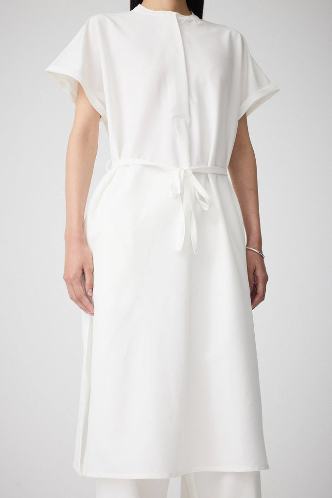 Vestido oversize manga corta en tejido 4-ways stretch secado rápido. Tantä. Color blanco