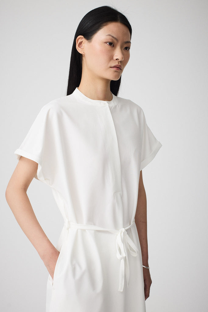 Vestido oversize manga corta en tejido 4-ways stretch secado rápido. Tantä. Color blanco