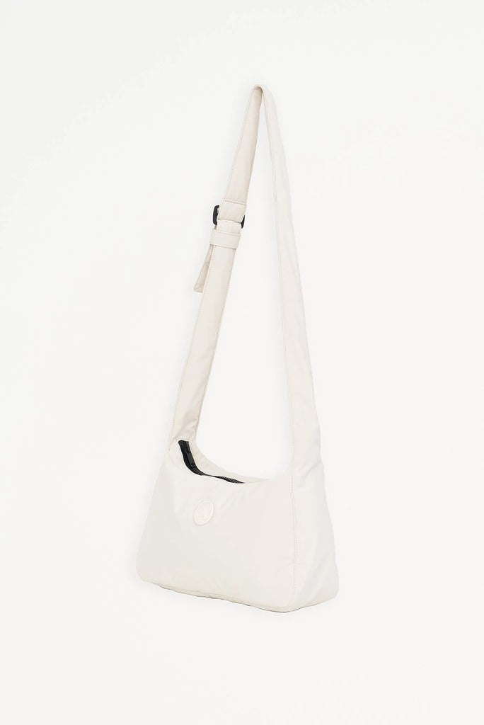 Kuhiró es un bolso de tamaño medio fabricado en Softshell ligero con un acabado repelente al agua duradero. Color CRUDO