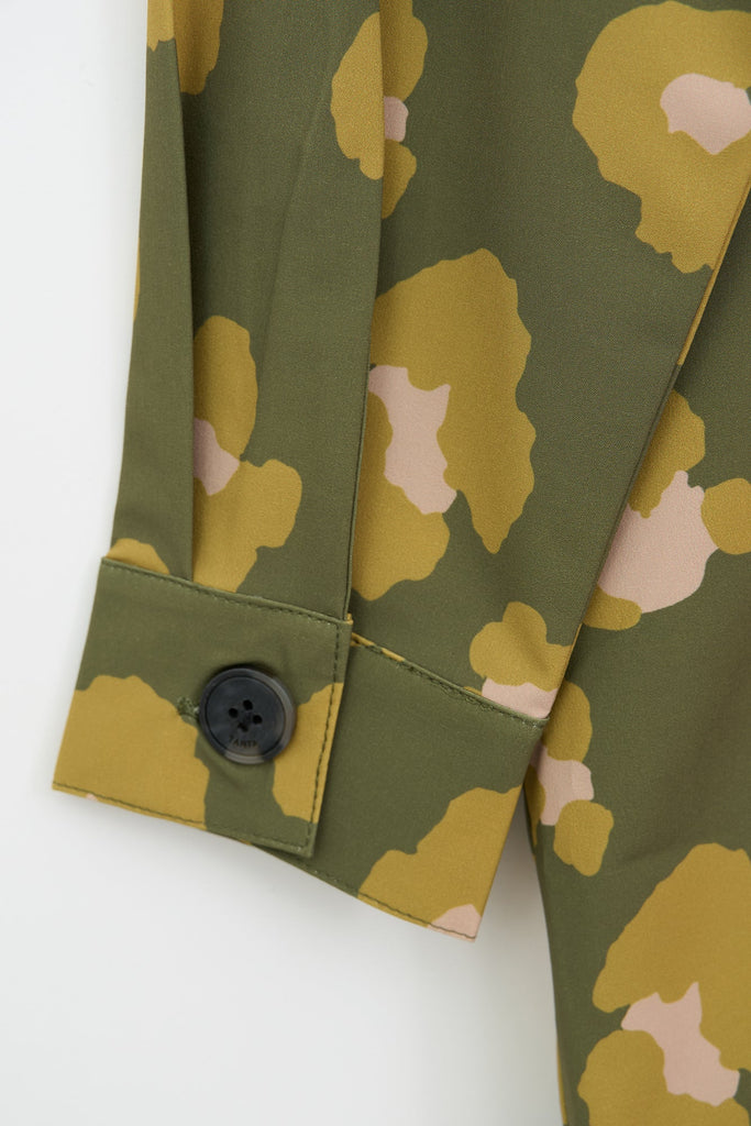 Sobrecamisa larga de Mujer con estampado animal Tantä. Color verde