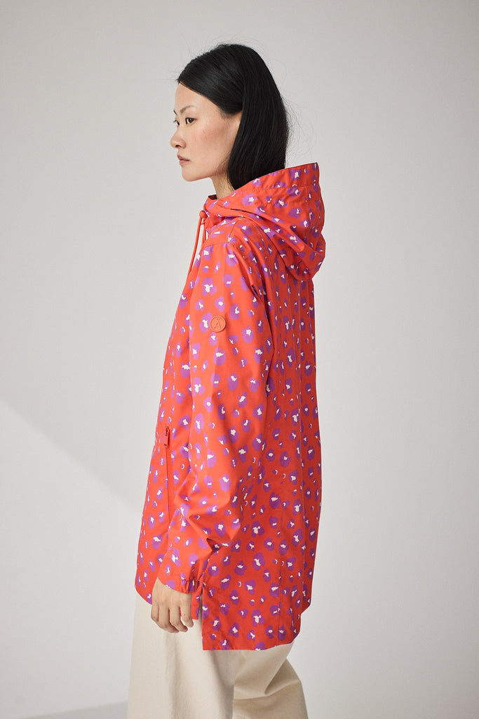  Chaqueta impermeable de Mujer Magla  con tejido impermeable de poliéster reciclado. Tantä. Color rojo estampado