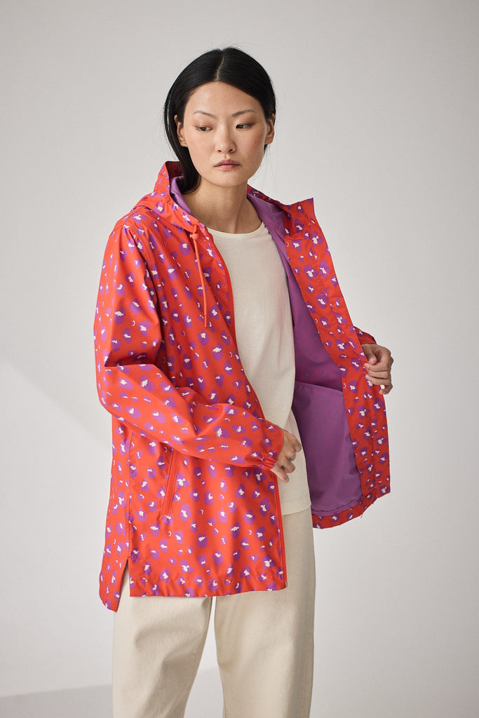  Chaqueta impermeable de Mujer Magla  con tejido impermeable de poliéster reciclado. Tantä. Color rojo estampado