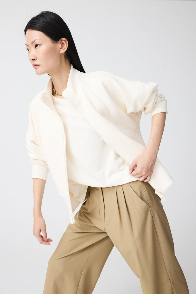 Sudadera de Mujer Tantä con cremallera en tejido interlock secado rápido. Color Blanco roto 