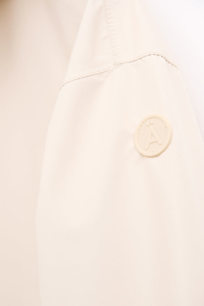 Chaqueta impermeable de mujer Nebbia en poliéster reciclado 100% impermeable. Tantä. Color Blanco roto