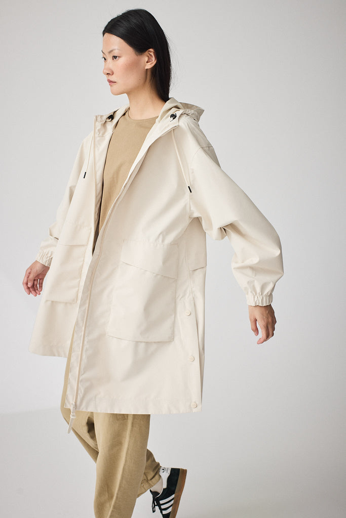 Chaqueta impermeable de mujer Nebbia en poliéster reciclado 100% impermeable. Tantä. Color Blanco roto