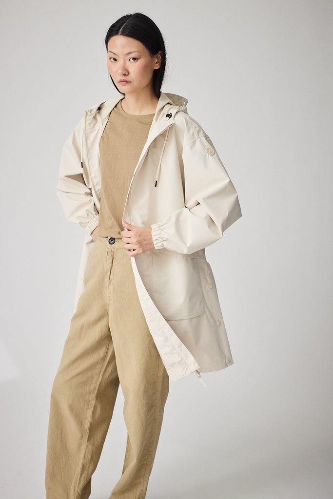 Chaqueta impermeable de mujer Nebbia en poliéster reciclado 100% impermeable. Tantä. Color Blanco roto