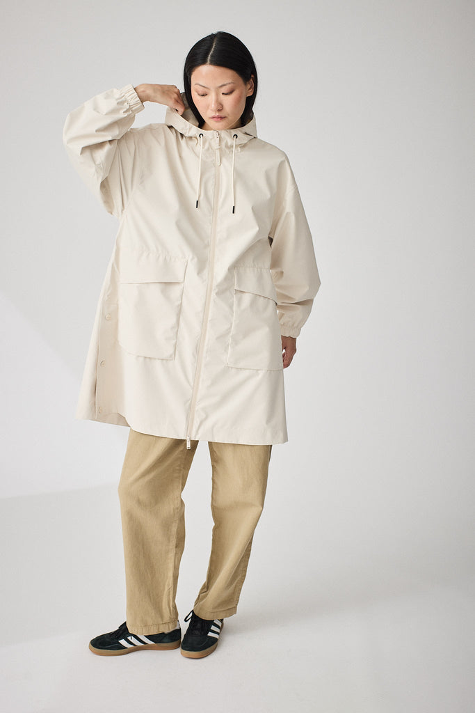 Chaqueta impermeable de mujer Nebbia en poliéster reciclado 100% impermeable. Tantä. Color Blanco roto
