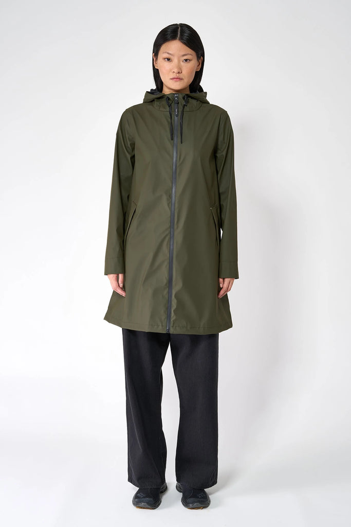 Chubasquero o impermeable de mujer Nuovola de Tantä. Color verde khaki. 