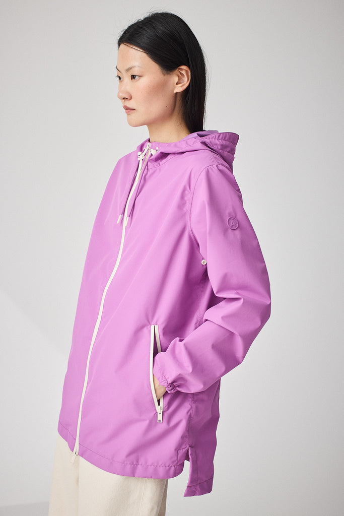  Chaqueta impermeable de Mujer en poliéster reciclado. Tantä. Color lila