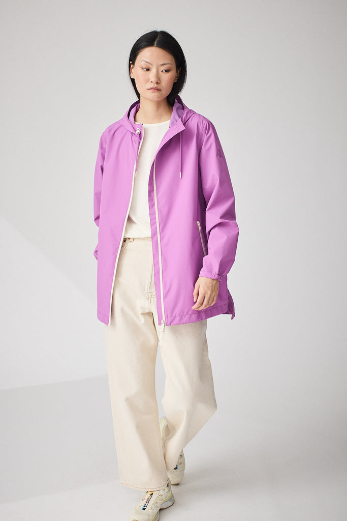  Chaqueta impermeable de Mujer en poliéster reciclado. Tantä. Color lila