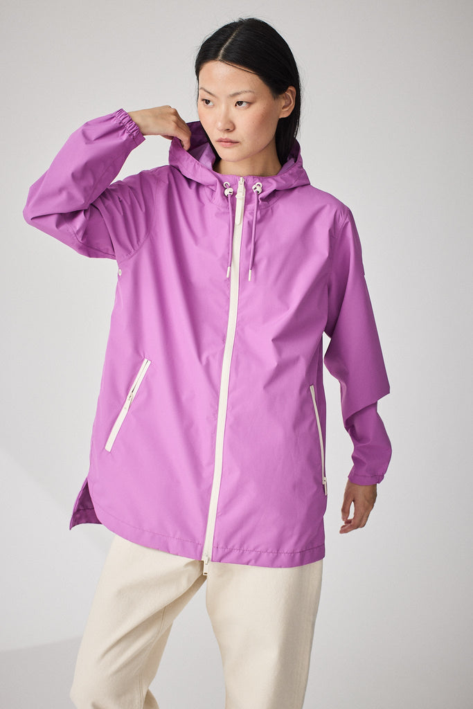  Chaqueta impermeable de Mujer en poliéster reciclado. Tantä. Color lila