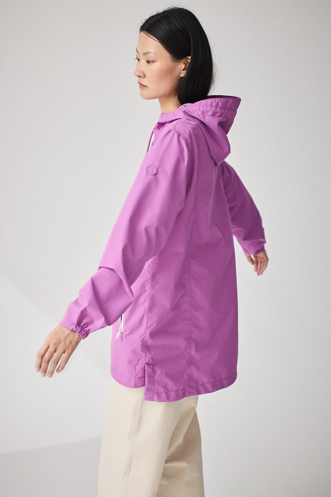  Chaqueta impermeable de Mujer en poliéster reciclado. Tantä. Color lila