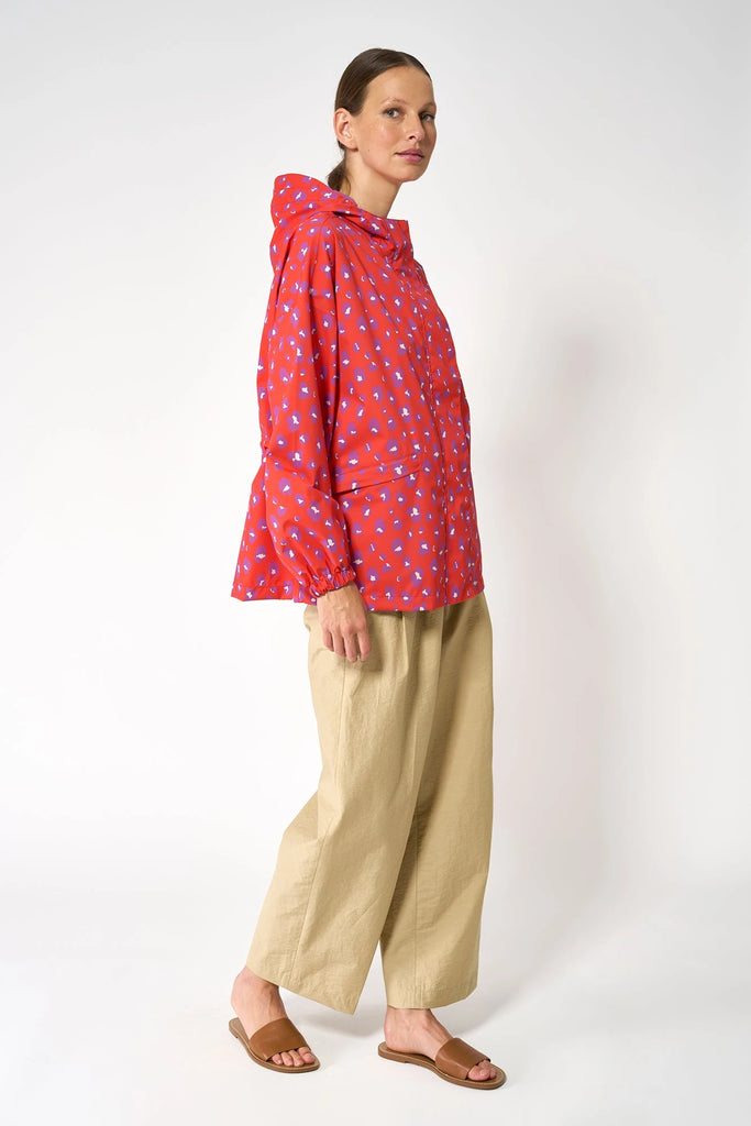 Chaqueta impermeable de Mujer Sumu confeccionada con poliéster reciclado. Tantä. Color rojo estampado