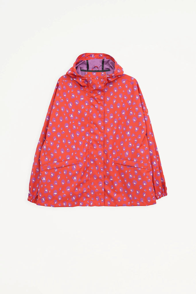 Chaqueta impermeable de Mujer Sumu confeccionada con poliéster reciclado. Tantä. Color rojo estampado