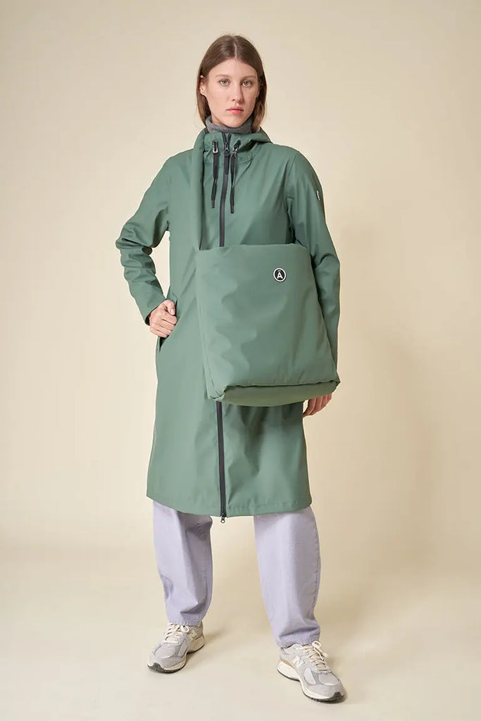 Bolso impermeable de mujer mediano en poliuretano color Verde bosque. Tonitrua