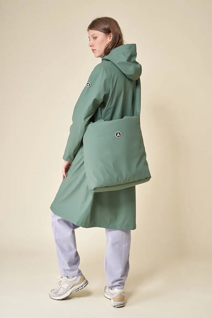 Bolso impermeable de mujer mediano en poliuretano color Verde bosque. Tonitrua