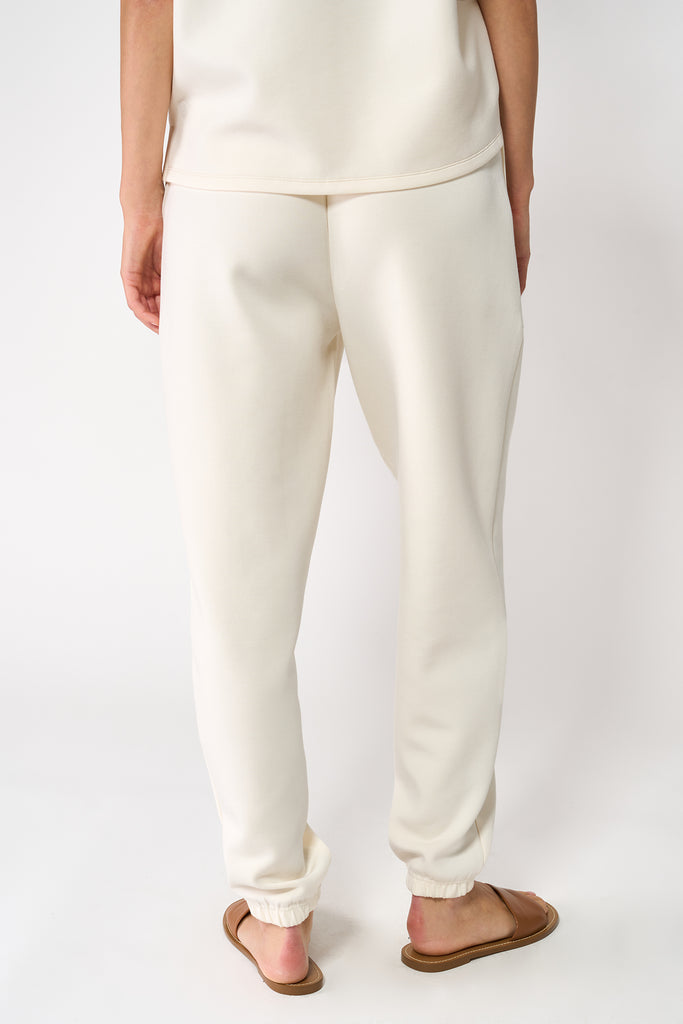 Pantalón jogger confeccionado en tejido interlock de mujer Tantä. Color blanco roto