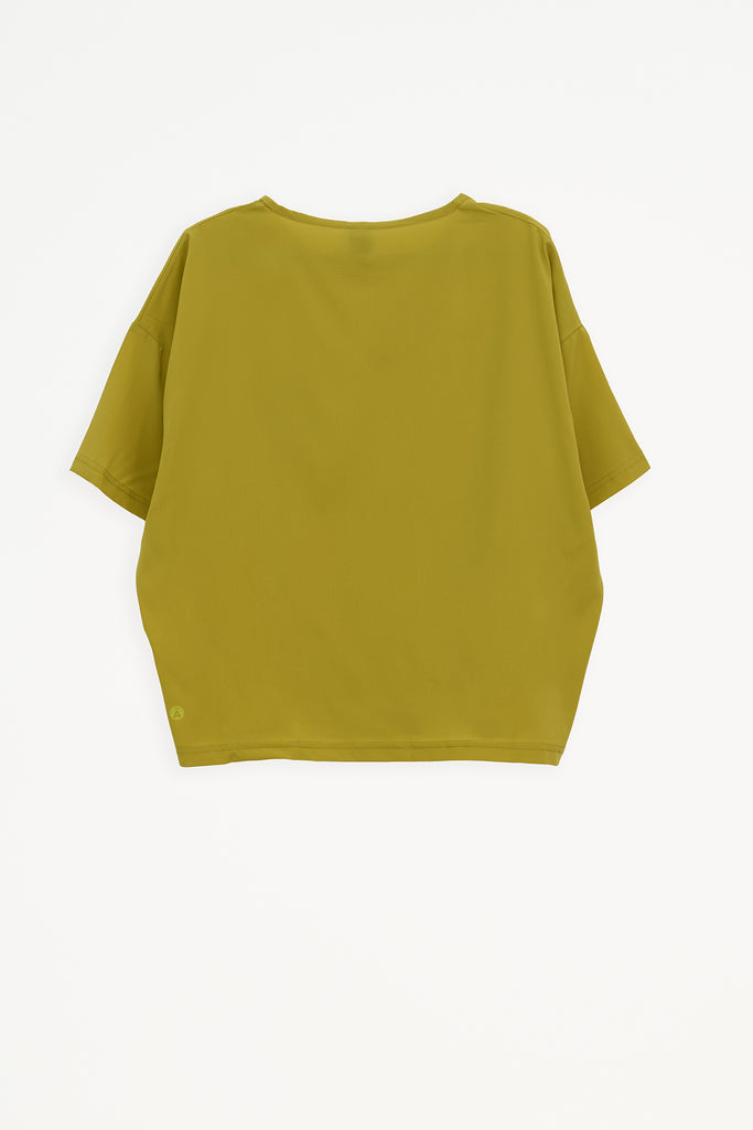 Camiseta de Mujer de corte holgado en tejido ligero de secado rápido. Tantä. Color verde-amarillo