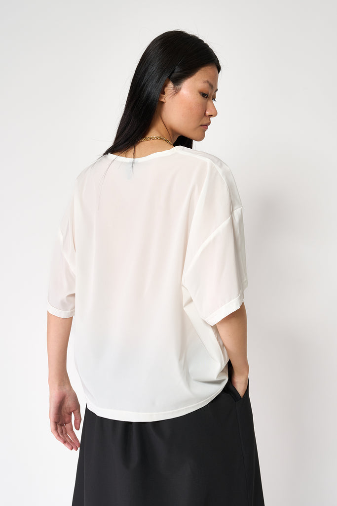 Camiseta de Mujer de corte holgado en tejido ligero de secado rápido. Tantä. Color Blanco