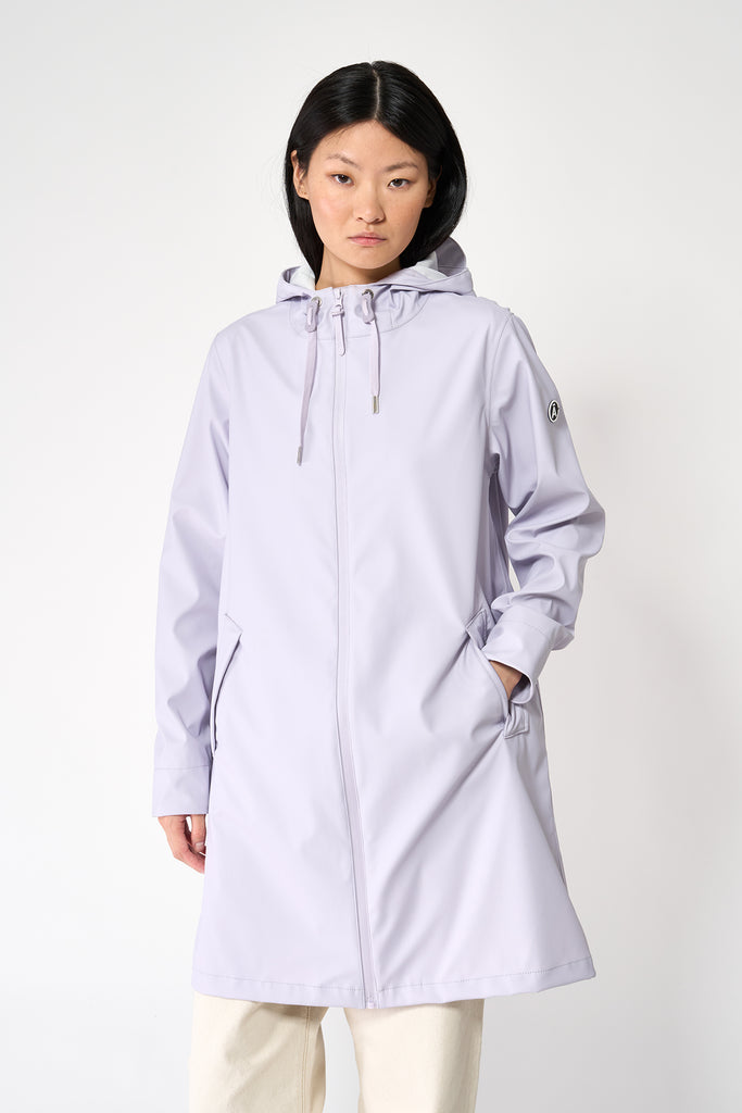 Chubasquero impermeable de mujer Nuovola de Tantä. Color lila