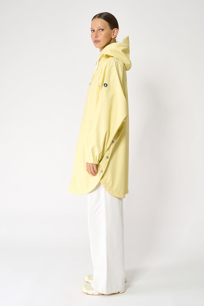 Chaqueta impermeable en poliéster reciclado de mujer SKY Tantä. Color amarillo