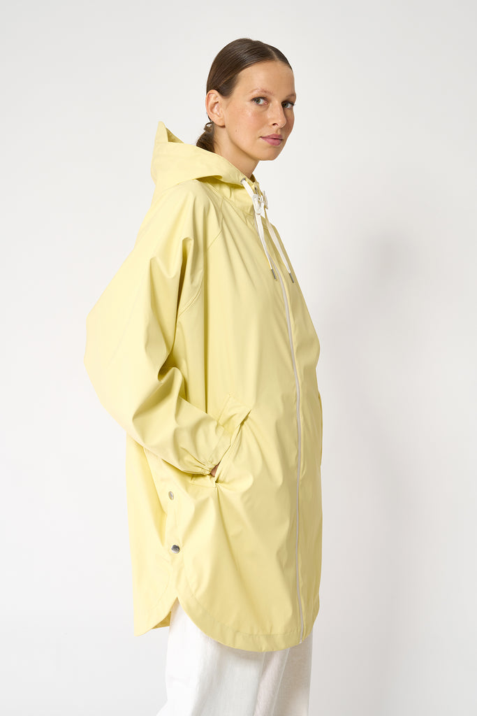 Chaqueta impermeable en poliéster reciclado de mujer SKY Tantä. Color amarillo