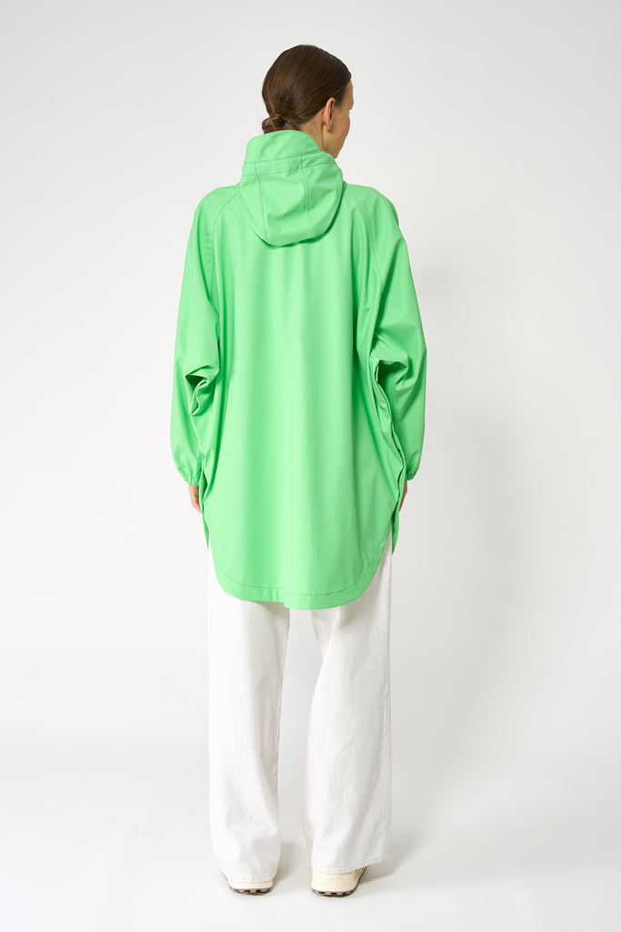 Chaqueta impermeable de Mujer SKY en poliéster reciclado, con costuras selladas. Tantä. Color Verde eléctrico