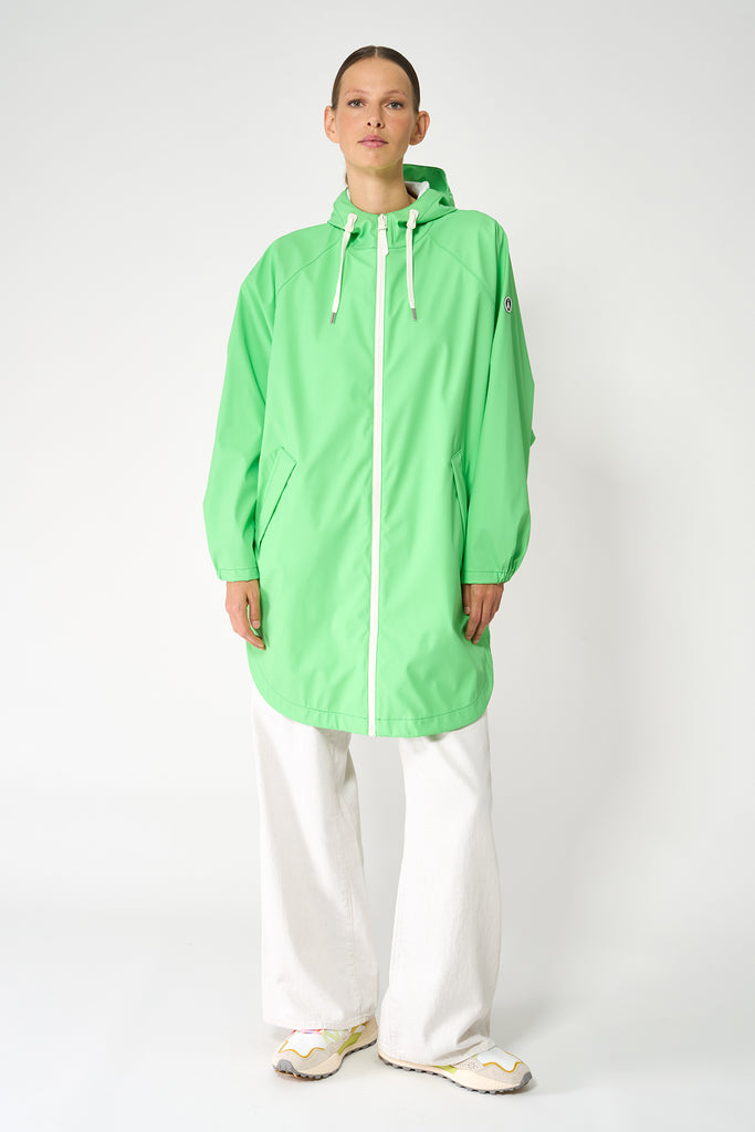 Chaqueta impermeable de Mujer SKY en poliéster reciclado, con costuras selladas. Tantä. Color Verde eléctrico