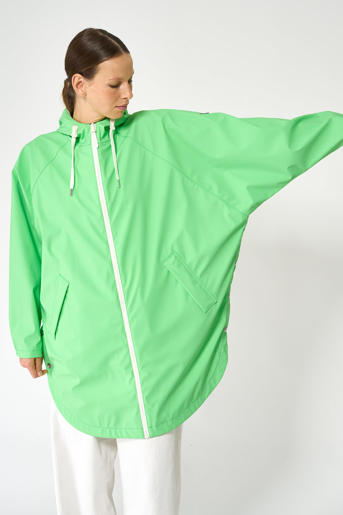 Chaqueta impermeable de Mujer SKY en poliéster reciclado, con costuras selladas. Tantä. Color Verde eléctrico