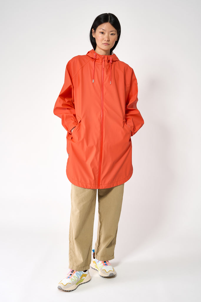 Chaqueta impermeable en poliéster reciclado de mujer SKY Tantä. Color naranja