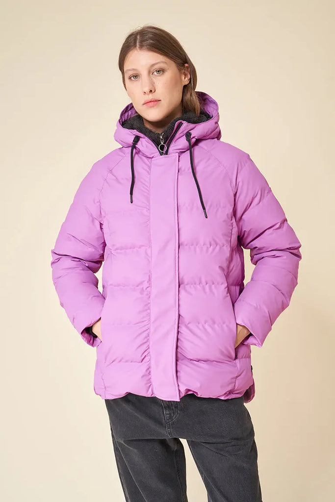 Chaqueta acolchada impermeable de mujer Tantä Äike. Color lila