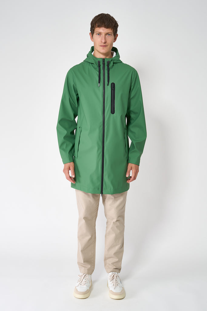 La chaqueta Kabut es un impermeable de corte estándar en PU para Hombre Tantä Verde