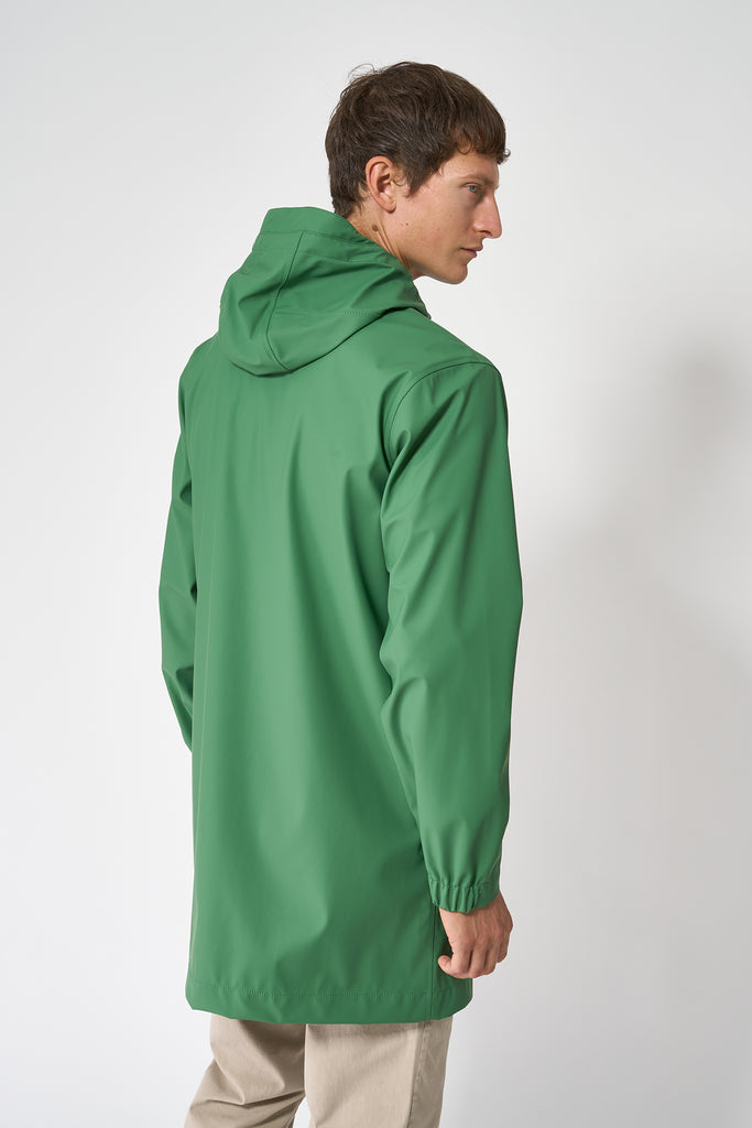 La chaqueta Kabut es un impermeable de corte estándar en PU para Hombre Tantä Verde