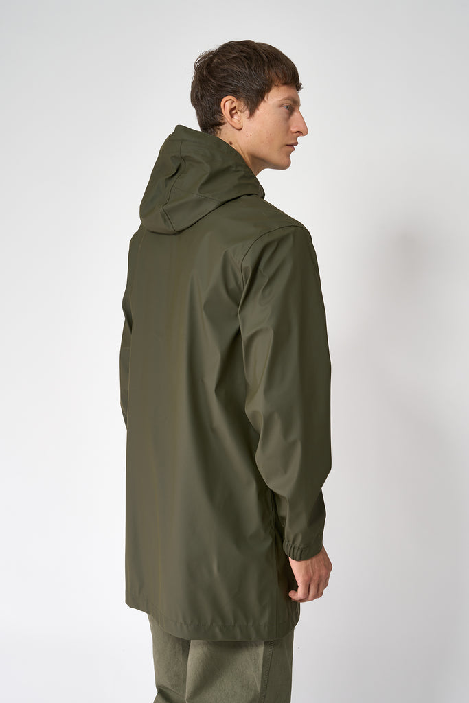 Chaqueta impermeable de hombre Tantä con costuras selladas. Verde khaki