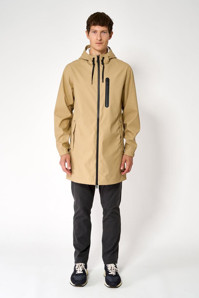 La chaqueta o chubasquero Totiri es un impermeable de corte estándar en PU para Hombre Tantä Beige