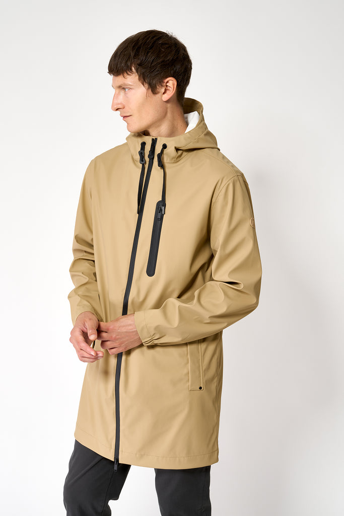 La chaqueta o chubasquero Totiri es un impermeable de corte estándar en PU para Hombre Tantä Beige