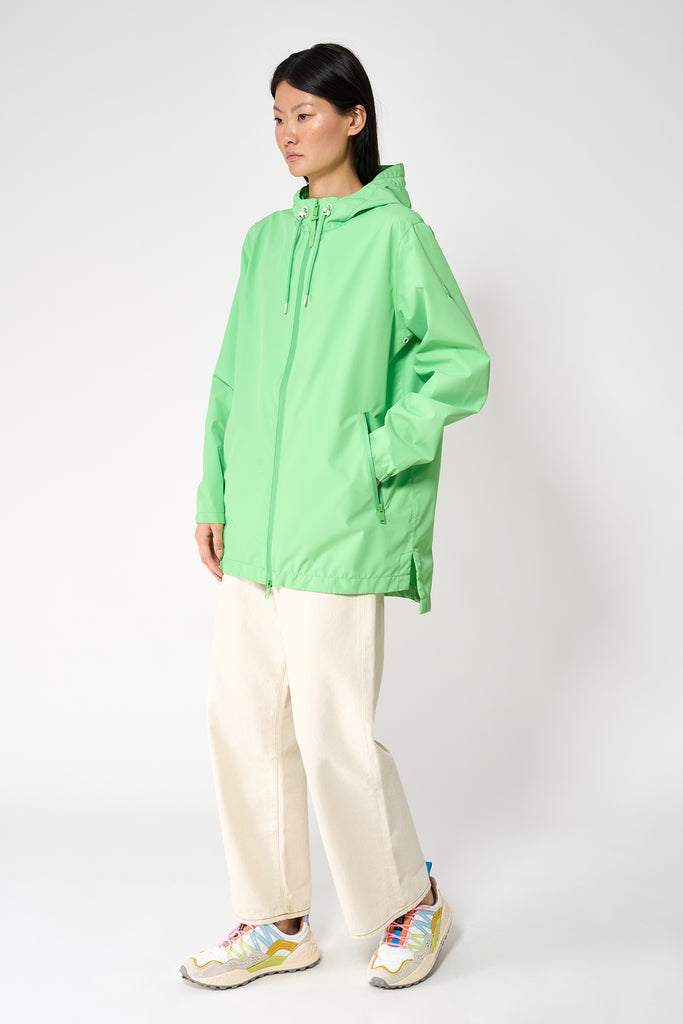  Chaqueta impermeable de Mujer en poliéster reciclado. Tantä. Color verde eléctrico 