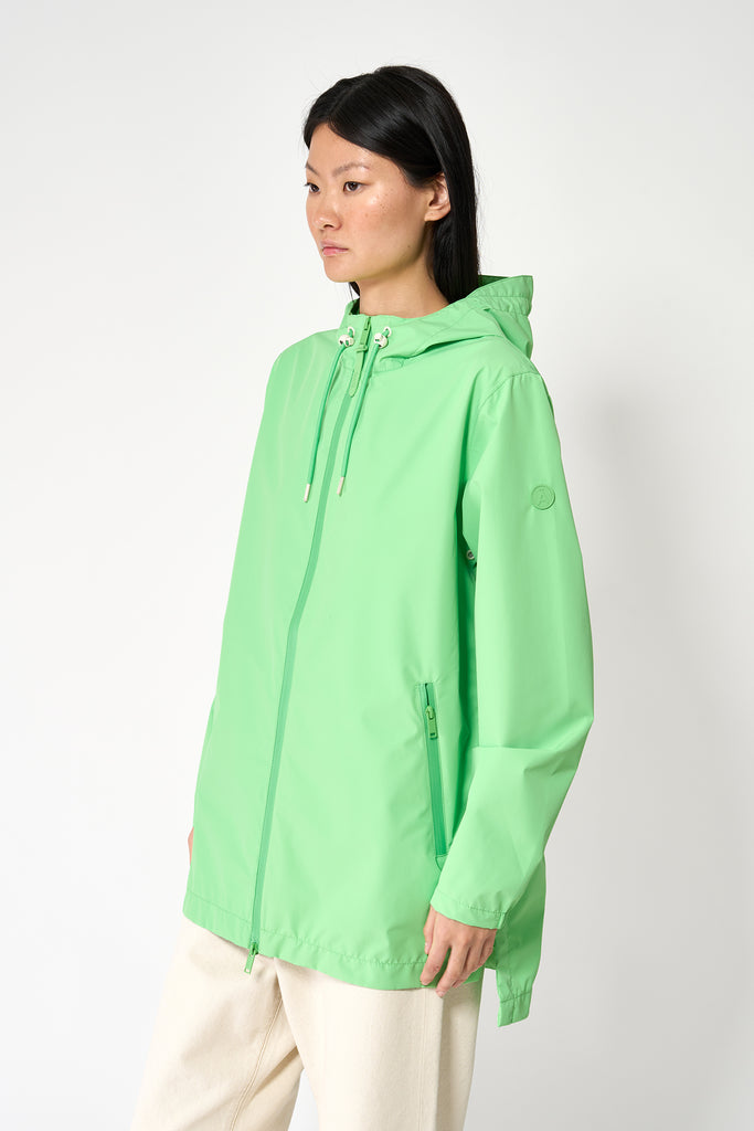  Chaqueta impermeable de Mujer en poliéster reciclado. Tantä. Color verde eléctrico 