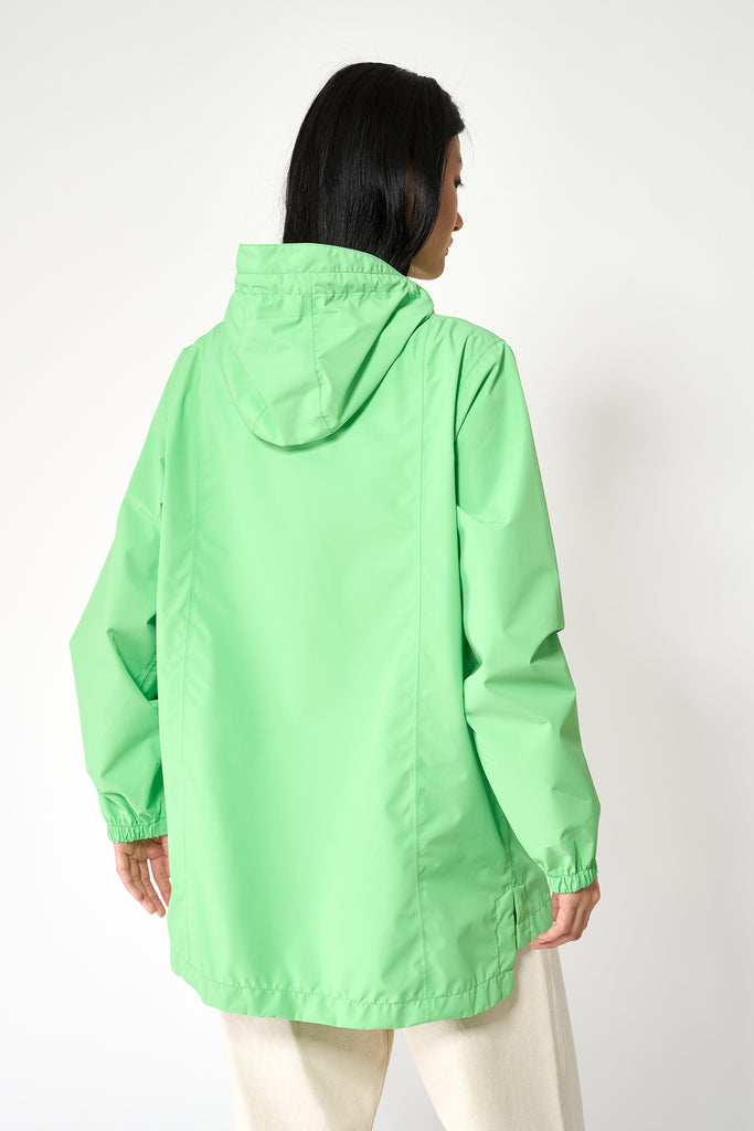  Chaqueta impermeable de Mujer en poliéster reciclado. Tantä. Color verde eléctrico 