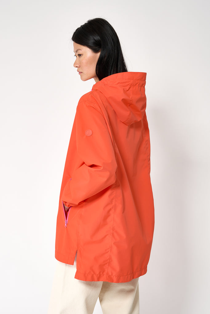  Chaqueta impermeable de Mujer en poliéster reciclado. Tantä. Color naranja