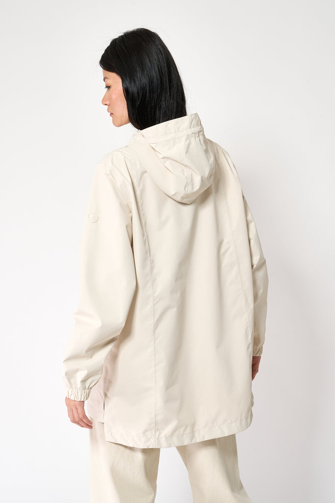  Chaqueta impermeable de Mujer en poliéster reciclado. Tantä. Color blanco